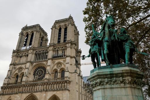 Esta fotografía muestra el monumento Charlemagne et ses Leudes (Carlomagno y sus guardias) frente a la catedral de Notre Dame de París, el 25 de octubre de 2024