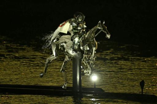 Un caballo mecánico al galope por el sena, protagonista de la apertura de París-2024 el 26 de julio de 2024