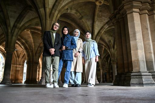 Las estudiantes afganas de medicina Fariba Asifi, Zahra Hussaini, Masoma Zaki y Malika Mohammadi, en la Universidad de Glasgow, el 13 de septiembre de 2024.