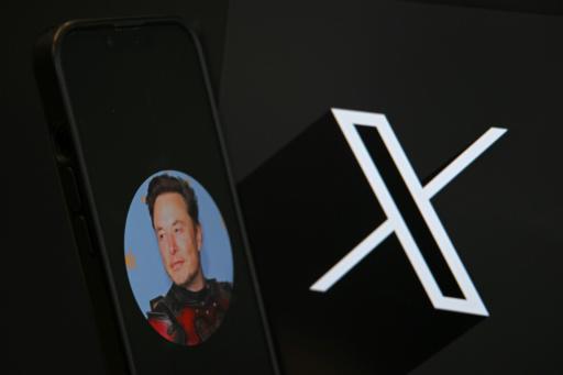 El logo de X, la red social de Elon Musk, proyectado junto a una imagen del magnate estadounidense