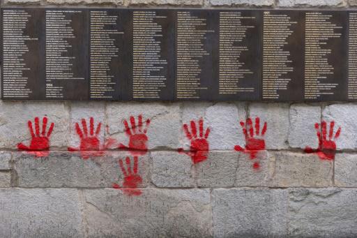 Grafitis de manos rojas en el llamado Muro de los Justos, frente al museo de la Shoah en París (Francia), el 14 de mayo de 2024