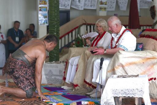 El rey Carlos III bebe una bebida conocida como ava junto a la reina Camila en la aldea Moata'a, Samoa, el 24 de octubre de 2024