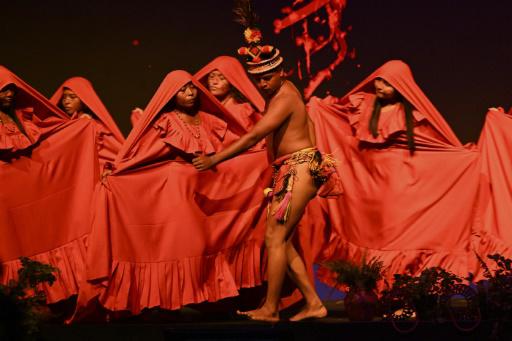 Artistas indígenas actúan durante la ceremonia de apertura de la cumbre COP16 en Cali, Colombia, el 20 de octubre de 2024