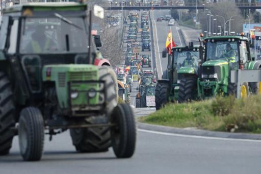 Cientos de tractores convergen en Madrid en una protesta de agricultores