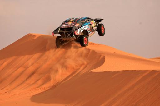 El piloto español Nani Roma y su copiloto Álex Haro durante la sexta etapa del Rally Dakar 2025, entre Hail y Al Duwadimi, en Arabia Saudita