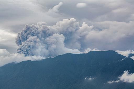 Suben a 13 los muertos por erupción volcánica en Indonesia
