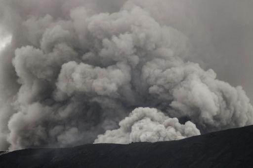 Los rescatistas buscan al último desaparecido en el volcán de Indonesia