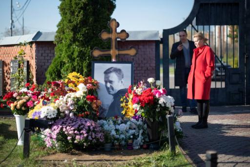 Dos personas visitan la tumba del opositor ruso Alexéi Navalni, en el cementerio moscovita de Borisovo, el 21 de octubre de 2024