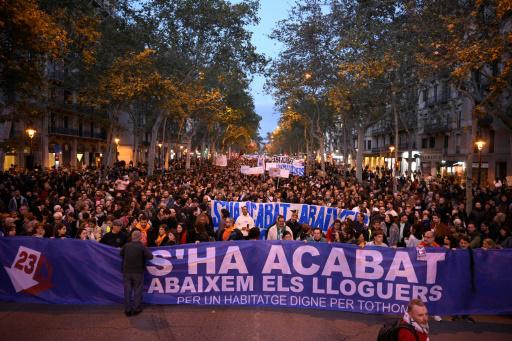 Manifestantes sostienen una pancarta que reza Por una vivienda digna para todos, el 23 de noviembre de 2024 en Barcelona