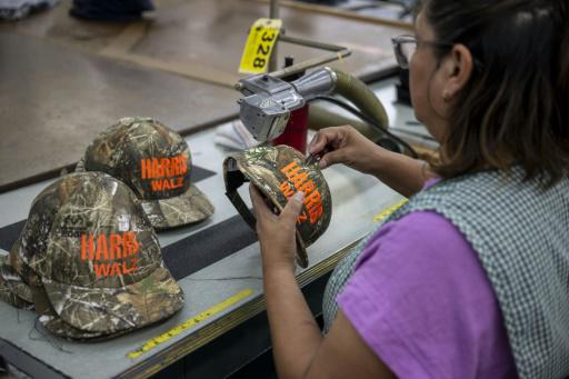 La gorras publicitarias Harris-Walz, termómetro de su popularidad en EEUU