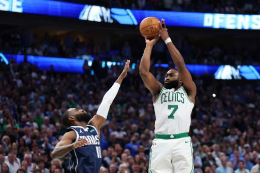 Celtics frenan la reacción de Dallas y acarician el anillo de la NBA