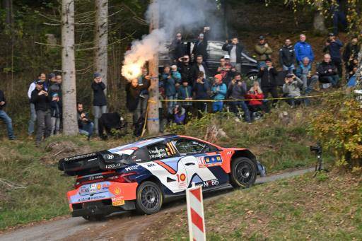 El belga Thierry Neuville y su copiloto Martijn Wydaeghe a bordo del Hyundai i20 N Rally1 Hybrid durante el Rally de Europa Central 2024 cerca de Kollerschlag, en Austria, el 19 de octubre de 2024