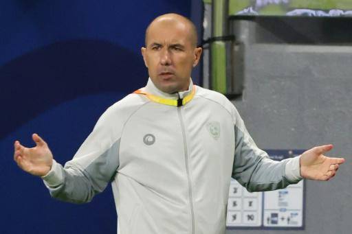 El entrenador portugués Leonardo Jardim reacciona durante el partido del Mundial de Clubes de la FIFA entre su exequipo, el Al-Hilal saudí, y el Al-Jazira emiratí en el estadio Mohammed Bin Zayed en Abu Dhabi el 6 de febrero de 2022.