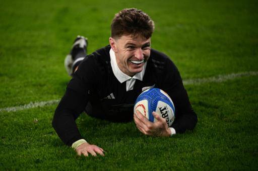 Beauden Barrett tras marcar un try en la victoria de Nueva Zelanda ante Italia en un test-match de rugby. En Turín (noroeste de Italia), el 23 de noviembre de 2024