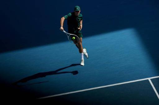 El tenista estadounidense Tommy Paul, en acción ante el español Alejandro Davidovich en un partido del Abierto de Australia, en Melbourne, el 19 de enero de 2025