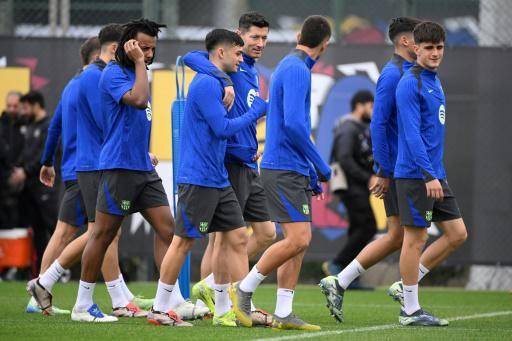 Los jugadores del Barcelona se muestran unidos en el entrenamiento anterior al partido contra el Brest francés en la Champions League, el 25 de noviembre de 2024