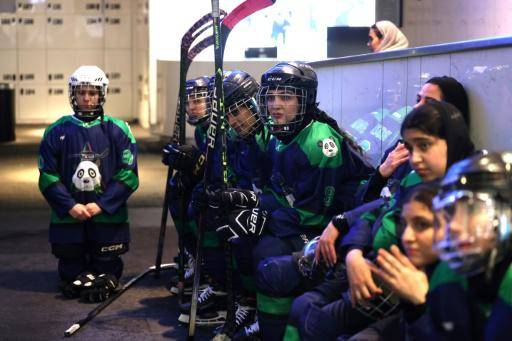 Un grupo de jugadoras descansa durante un partido de la liga de Irán, en el Irán Mall de Teherán, el 29 de enero de 2025