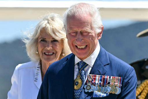 El rey Carlos III y la reina Camila llegan al establecimiento de defensa Fairbairn de Canberra, en Australia, el 21 de octubre de 2024, durante una visita real de seis días a Sídney y Canberra