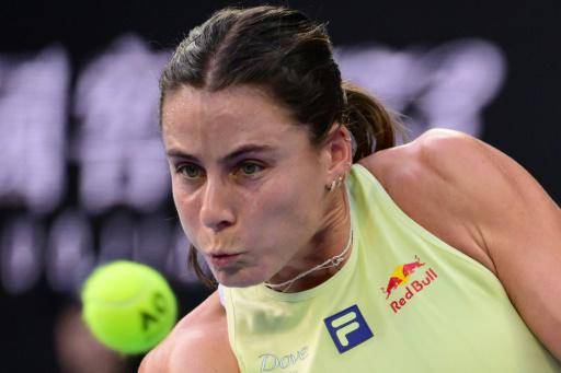 La estadounidense Emma Navarro juega contra la rusa Daria Kasatkina un partido del Abierto de Australia de tenis, en Melbourne, el 20 de enero de 2025