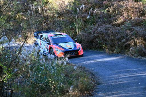 Thierry Neuville y su copiloto Martijn Wydaeghe conducen su Hyundai durante el Rally de Japón, el último de la temporada de WRC, el 23 de noviembre de 2024