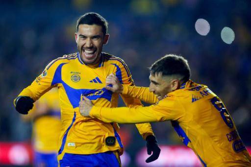 El centrocampista Juan Pablo Vigón (izq.) celebra el gol anotado con Tigres ante el Tijuana en el torneo Clausura-2025 de México, el 28 de enero de 2025