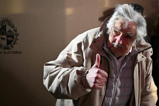 Mujica vive momento más difícil de terapia por cáncer, afirma su esposa