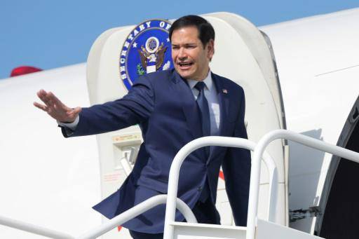 El secretario de Estado de Estados Unidos, Marco Rubio, aborda un avión en ruta a El Salvador en el Aeropuerto Internacional Panamá Pacífico en Ciudad de Panamá el 3 de febrero de 2025