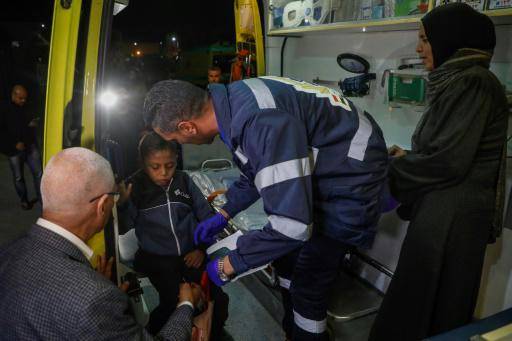 Un médico egipcio asiste a un niño palestino evacuado de la Franja de Gaza el 1 de febrero de 2025 en el Hospital General de Al Arich