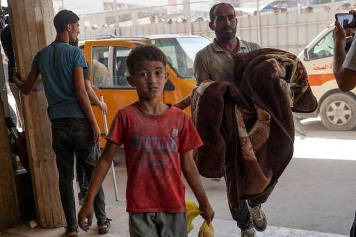 Un hombre accede al hospital de Nasser, en Jan Yunis, en el sur de la Franja de Gaza, con un niño envuelto en una manta el 25 de julio de 2024