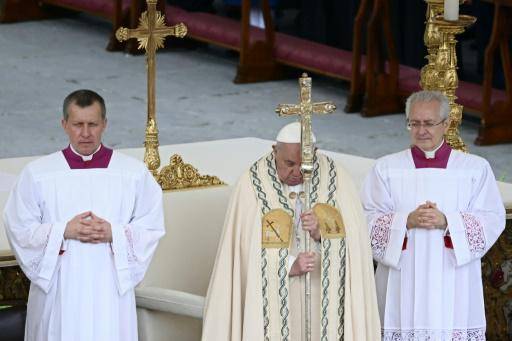 El papa Francisco sostiene una cruz durante la misa dominical del 20 de octubre de 2024 en la plaza de San Pedro del Vaticano