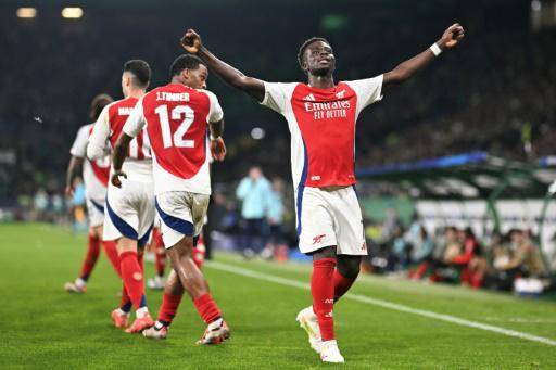 El extremo inglés del Arsenal Bukayo Saka celebra su gol ante el Sporting de Portugal en partido de Champions disputado en Lisboa, el 26 de noviembre de 2024