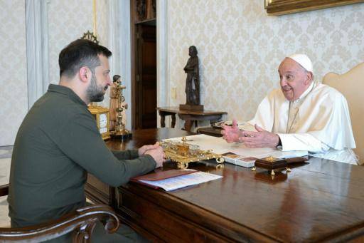 Zelenski habla con el papa en el Vaticano