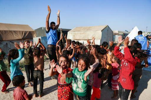 Piscinas móviles alegran y refrescan la vida de niños desplazados en Siria