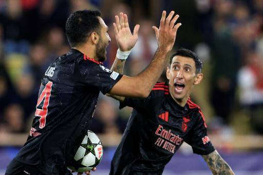 Ángel Di María, a la derecha, celebra un gol del Benfica ante el Mónaco en la Liga de Campeones, el 27 de noviembre en el Estadio Luis II del Principado.