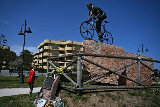 El recuerdo de Pantani permanece vivo en Cesenatico, ciudad del 'Pirata'