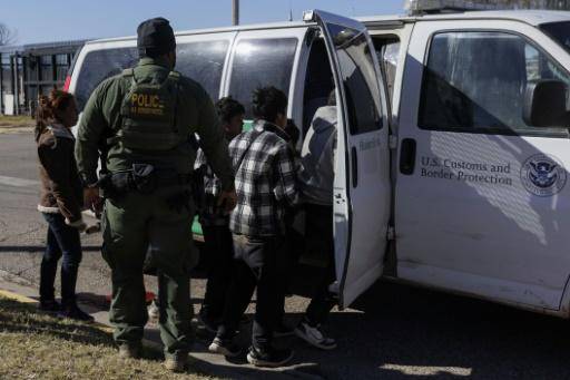 Texas arremete contra refugio de migrantes mientras refuerza control fronterizo con México