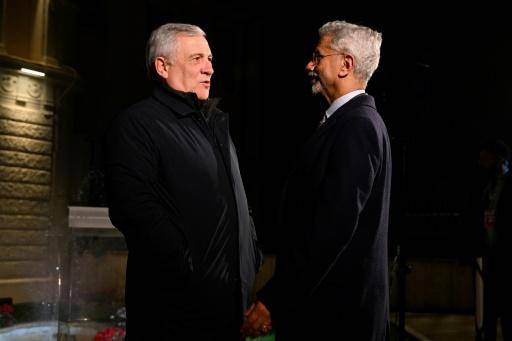 El ministro de Relaciones Exteriores de Italia, Antonio Tajani (izq.), dialoga con su par de India, Subrahmanyam Jaishankar, en la reunión del G7 en la localidad italiana de Fiuggi, el 25 de noviembre de 2024