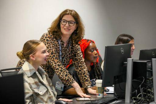 Irene McCormick, directora de la carrera de Creación de Contenido y Redes Sociales, interactúa con unas estudiantes el 24 de septiembre de 2024 en la Universidad Tecnológica del Sudeste (SETU), en la ciudad irlandesa de Carlow