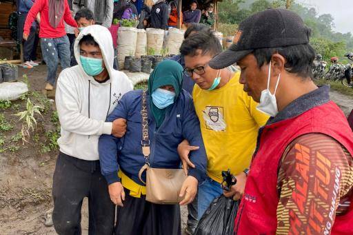 Suben a 22 los muertos por la erupción volcánica en Indonesia
