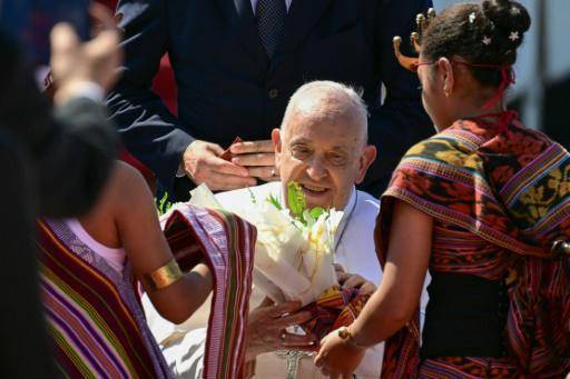 El papa Francisco llega a Timor Oriental, tercera etapa de su gira por Asia-Pacífico