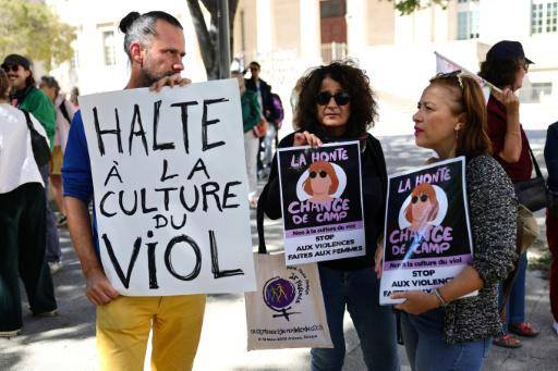 Alto a la cultura de la violación y La vergüenza cambia de bando, se lee en unos carteles durante una concentración en apoyo de Gisèle Pelicot, el 14 de septiembre de 2024 en Marsella, Francia