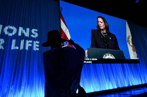 Una asistente a la Convención Nacional de la Federación de Profesores Americana fotografía una pantalla durante un discurso de la vicepresidenta de EEUU, Kamala Harris, el 25 de julio de 2024 en Houston, Texas