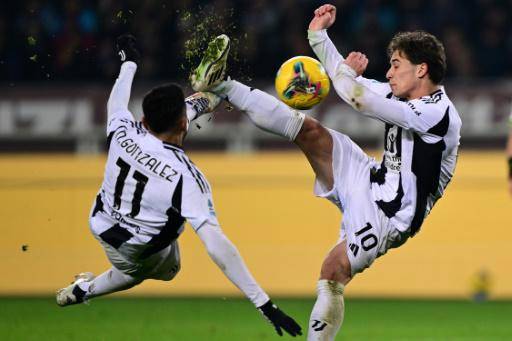 El turco Kenan Kildiz (derecha) y el argentino Nico González (izquierda) intentar golpear un balón durante el empate con la Juventus ante el Torino en la Serie A. En Turín, el 11 de enero de 2025