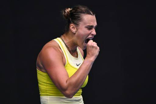 Sabalenka pasa a tercera ronda en Melbourne y la campeona olímpica Zheng cae eliminada