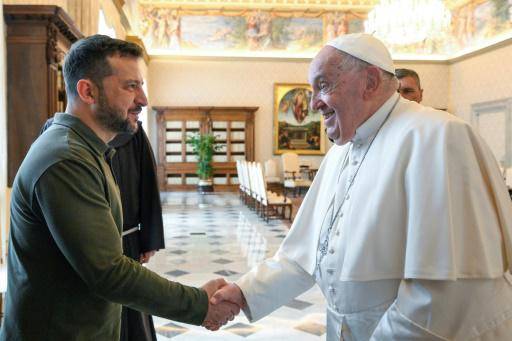 El presidente ucraniano, Volodimir Zelenski, estrecha la mano del papa Francisco al ser recibido en el Vaticano para una audiencia privada, el 11 de octubre de 2024