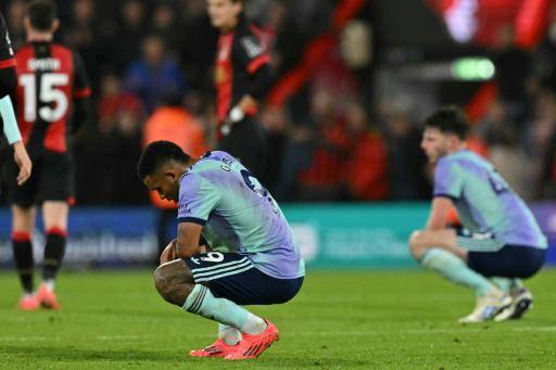 El delantero brasileño del Arsenal Gabriel Jesus, en primer plano, se lamenta después de la derrota ante el Bournemouth en partido de la Premier League disputado en Bournemouth, el 19 de octubre de 2024