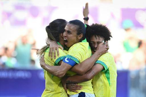 Como en sus mejores tiempos, Marta comanda triunfo de Brasil en debut en París