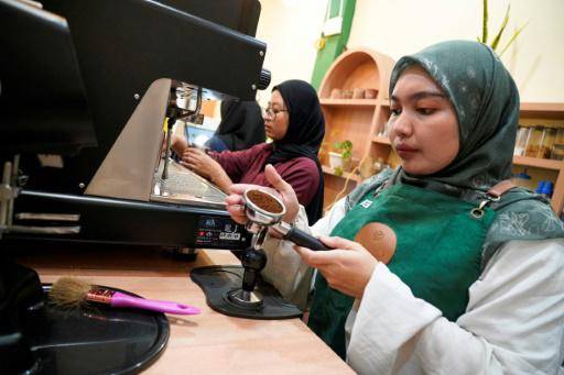 Café de mujeres en provincia musulmana sacude la tradición