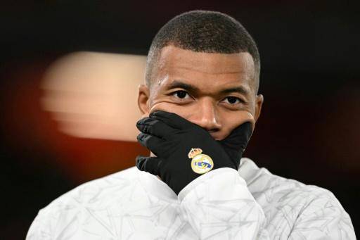 El delantero francés del Real Madrid, Kylian Mbappé, en el calentamiento antes de que su equipo perdiera ante el Liverpool en Champions el 27 de noviembre de 2024