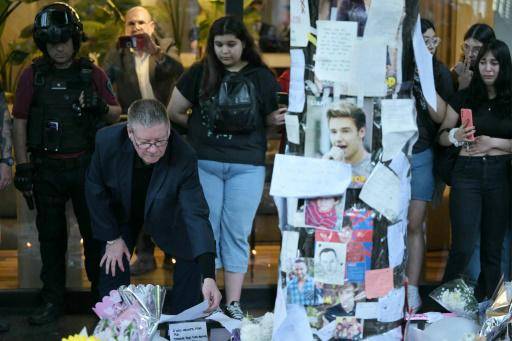 Padre de Liam Payne llega a Argentina y visita altar a su hijo frente al hotel donde murió